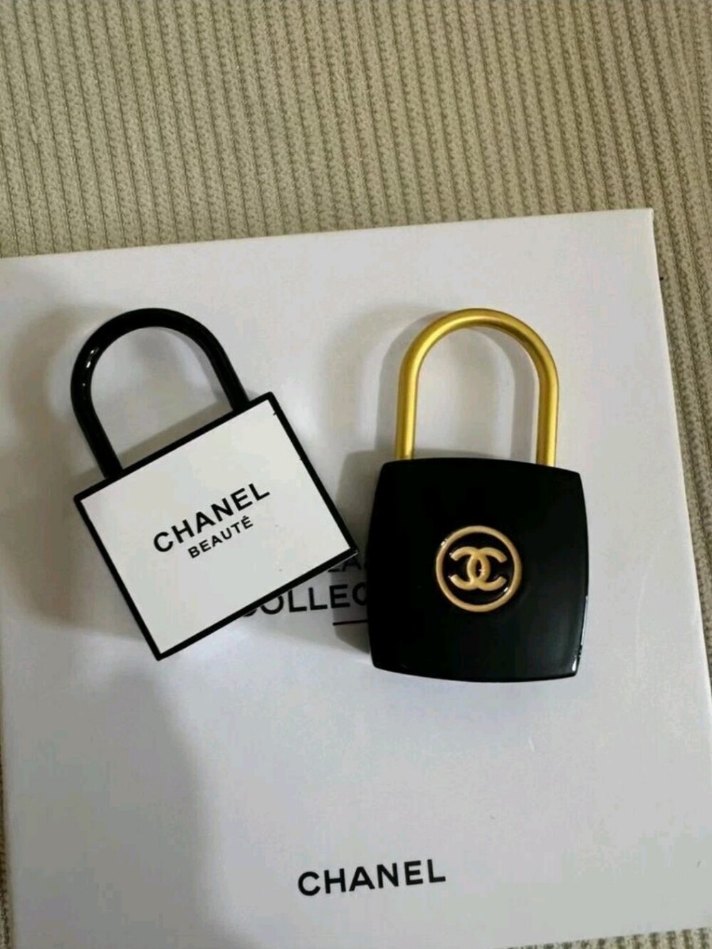 Last One Chanel Beauté VIP Black & White Padlock Bag Charm/Keychain Set NIB - Picture 5 of 9